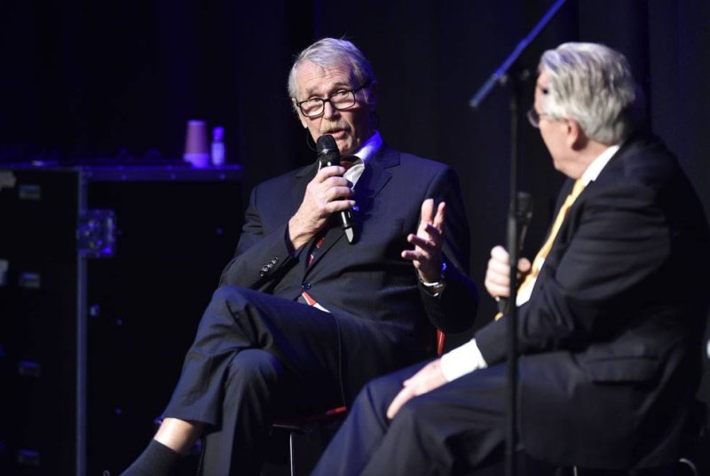 John Lepsøy (86 år) i dialog med Davy på scena (Foto: Hordalandsfotball, Odd Løvset)