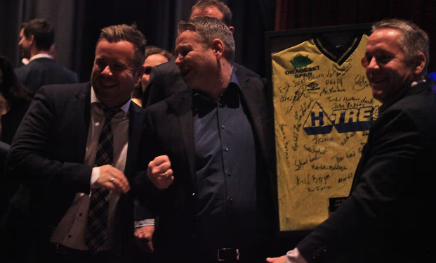 God stemning mellom Skaathun (i midten) og ein av anna god Os-partner, Ståle Daae Børnes frå Bergen Marinesenter, under fotballgallaen i 2019 – då dei hamna i ein intens bodkamp om retrodrakta. Foto: midtsiden.no