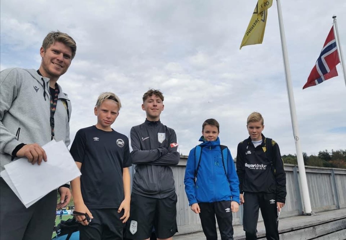 Turneringsorganisator, Marius, saman med nokre av dei dyktige dommarane på arrangementet!